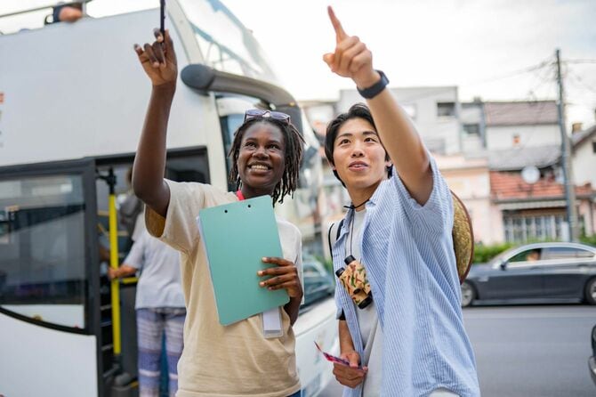 道を案内するために指をさす人