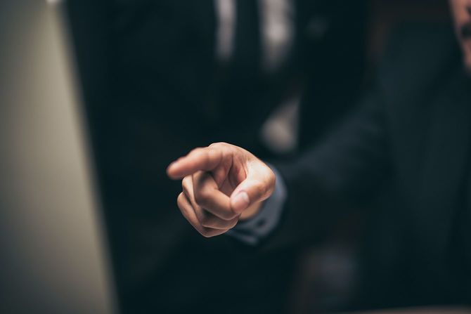 ビジネスマンは成長する会社の事業計画を立てている