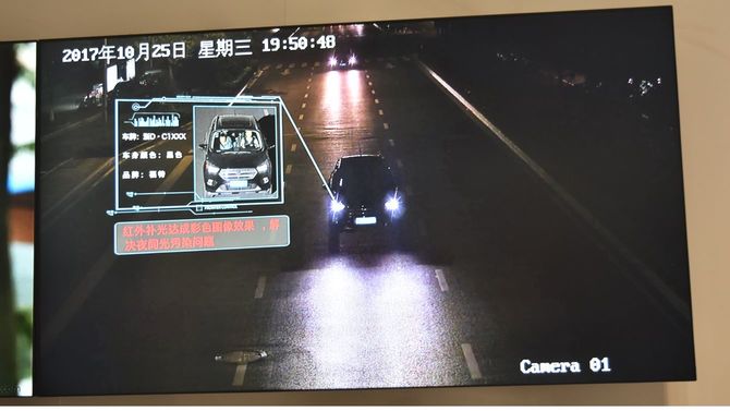 深夜にもかかわらず運転席に座る人物の表情まで鮮明にわかる