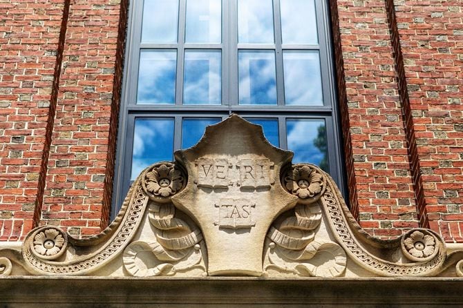 ハーバード大学の校章に『VE RI TAS』の文字