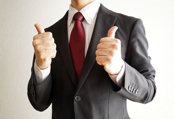 親指を立てる人のイメージ