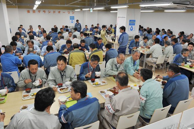 東京電力福島第一原子力発電所の大型休憩所の食堂で食事する東電と協力企業の社員ら＝2015年6月1日、福島県大熊町［代表撮影］