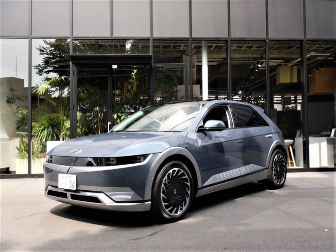 ヒョンデの「IONIQ 5/アイオニック5 Lounge AWD」は72.6kWhのリチウムイオンバッテリーを搭載し、WLTC値で577km走る。試乗車の車両重量は2100kg