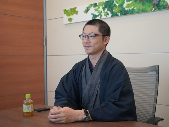 和服姿の角さん。足元は下駄履きだった。