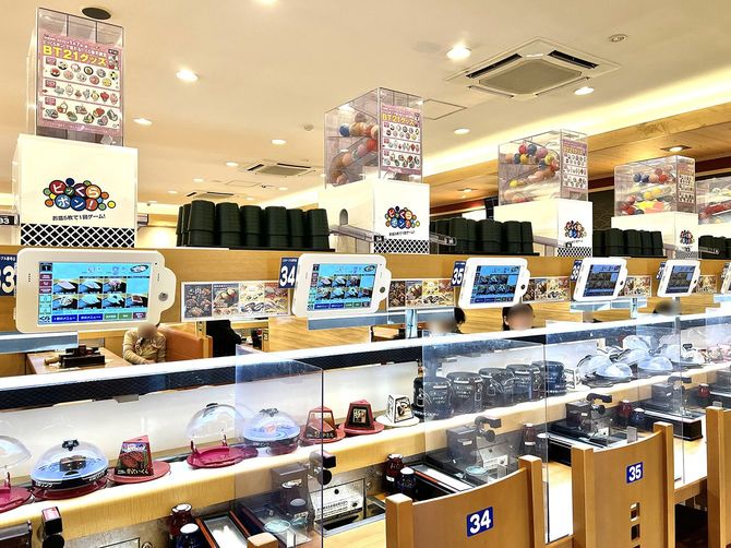 店内の様子。「抗菌寿司カバー鮮度くん」つきの皿が流れる。大手回転寿司チェーンで寿司カバーがあるのはくら寿司だけ。