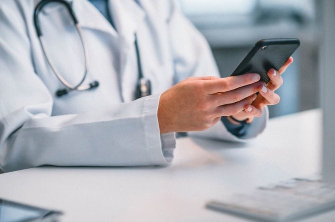 スマートフォンを使う医師