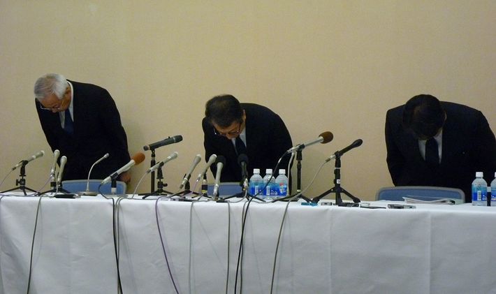 2018年5月15日、記者会見で謝罪するスルガ銀行米山明広社長はじめ当時の経営陣