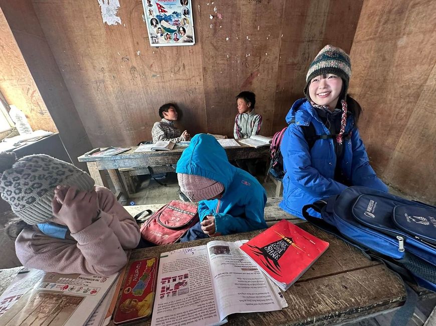 ヒマラヤ研修で現地の子どもたちと触れ合う