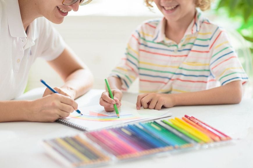 絵を描いている子どもと大人のイメージ