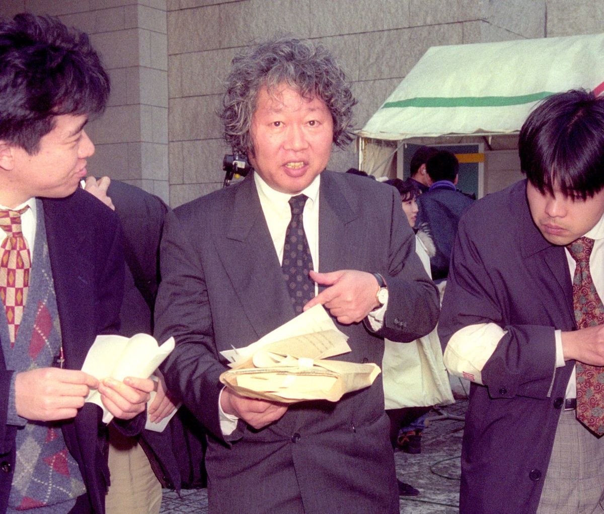 ロッキード事件丸紅ルートの最高裁判決を傍聴し、報道陣に囲まれる立花隆（1995年2月22日、最高裁）