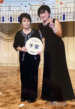 累計10憶円を達成した際の表彰式で及川美紀社長と。（写真提供＝ポーラ）