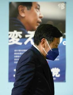 記者会見を終えた立憲民主党の枝野幸男代表=2021年11月1日未明、東京都港区