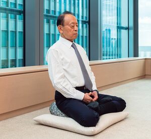 山田会長は毎朝6時に起床した後、25分間の坐禅を2回行い、就寝前にも座っている。