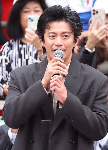 「豊臣兄弟！」で信長を演じている小栗旬、名古屋まつりにて、2025年10月19日、名古屋市