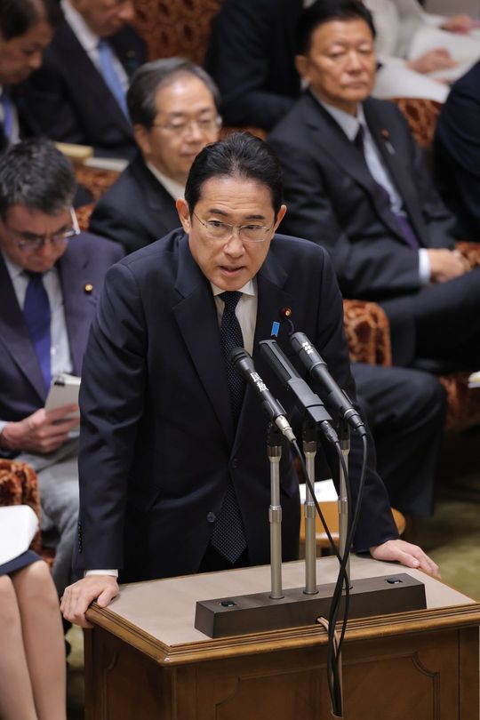 参院予算委員会で答弁する岸田文雄首相=2023年11月27日午前、国会内