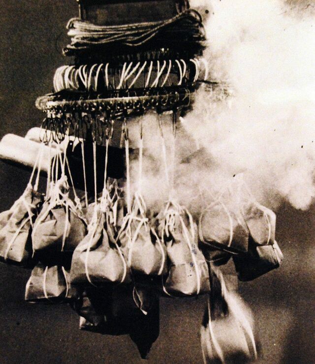日本の気球「フーゴ」の爆弾は、自動離脱装置付きの「シャンデリア」に取り付けられている。信管を爆発させて土嚢を放出する様子