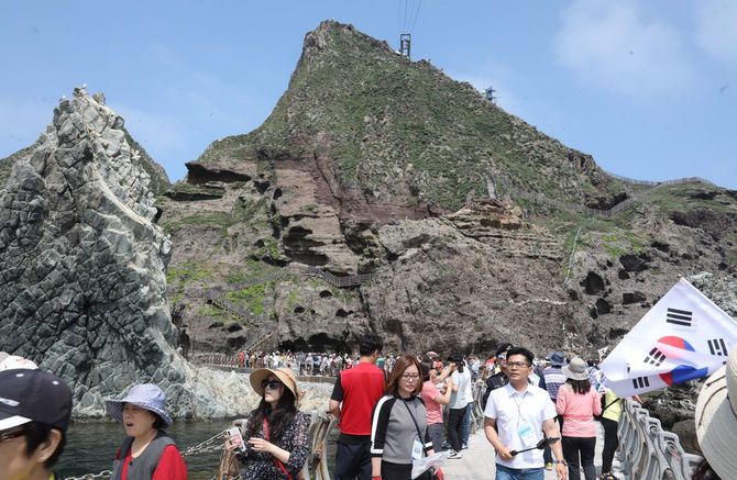 2019年7月4日、竹島に上陸し、見学する韓国人観光客。韓国は「韓国最東端の独島（どくと）」として観光客を上陸させている。