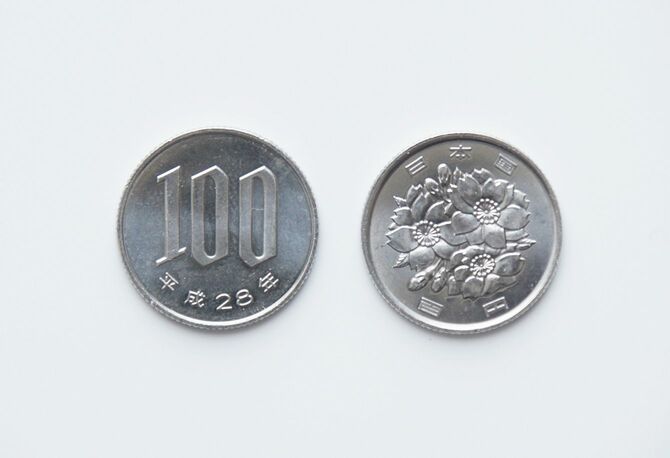 表と裏の100円硬貨