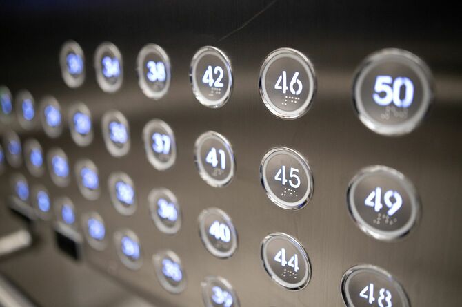 50階建てのビルのエレベーターのボタン