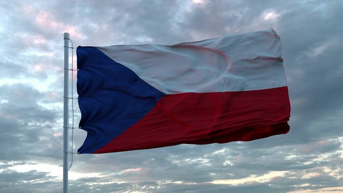 曇り空にたなびくチェコの国旗