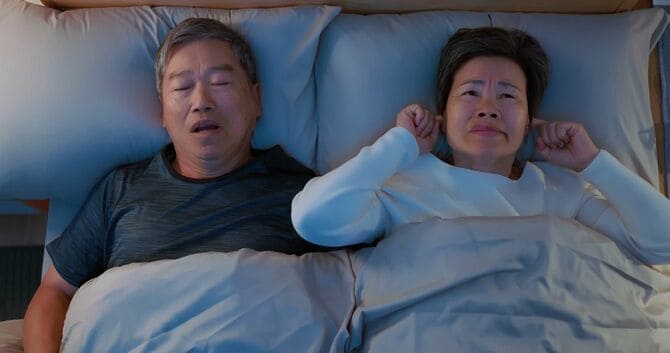 隣で夫がいびきをかいていて眠れない妻