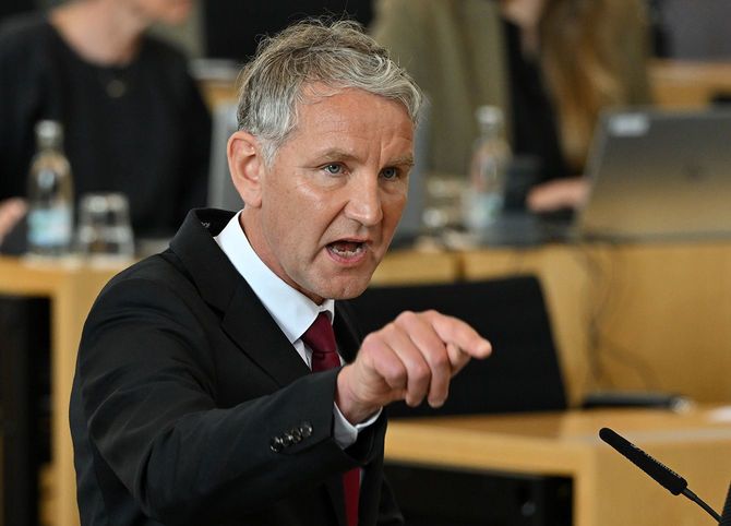 ドイツ・チューリンゲン州で第1党となった右派政党「ドイツのための選択肢」で演説するビョルン・ヘッケ党支部長＝2025年5月15日、チューリンゲン州エアフルト