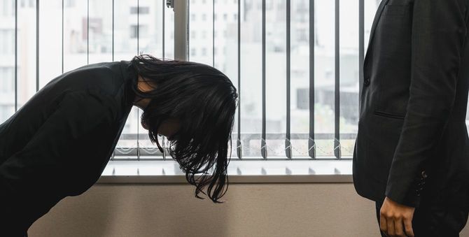 頭を深く下げる女性