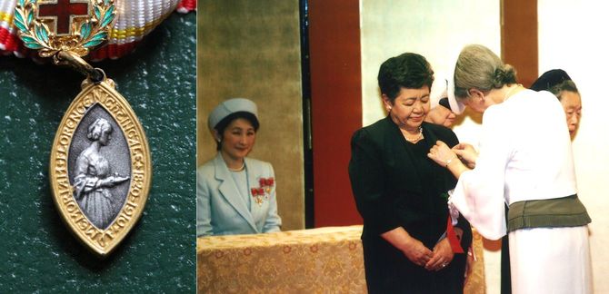 数々の功績により、ナイチンゲール記章を受賞。写真右は受賞式にて（第41回 2007年）。左：ナイチンゲール記章。