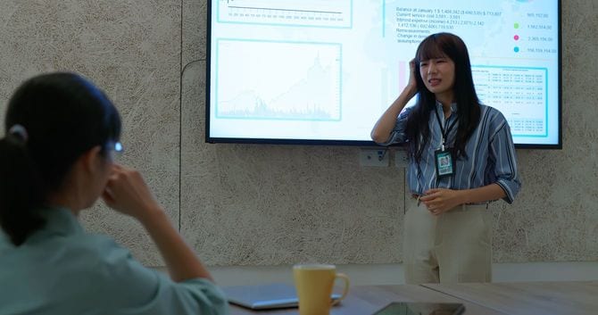 矛盾した状況に戸惑うプレゼン中の女性