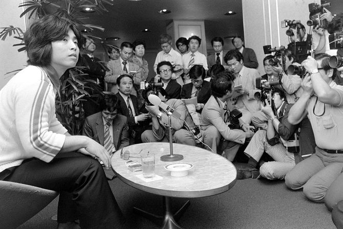 第75回芥川賞を受賞し、記者会見する村上龍氏＝1976年7月5日、東京都港区の第一ホテル