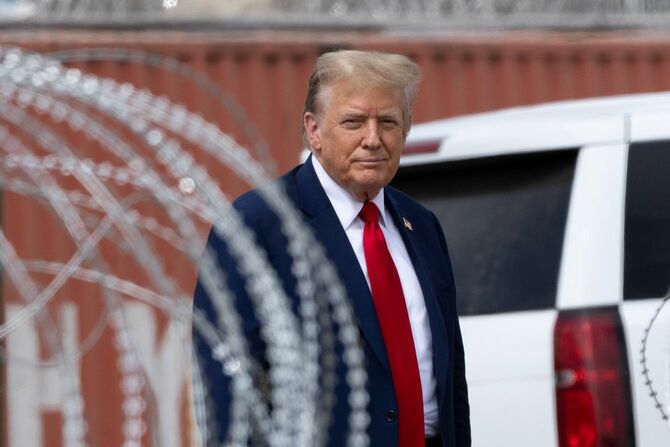 2025年4月27日、アメリカ―メキシコ国境でのトランプ大統領