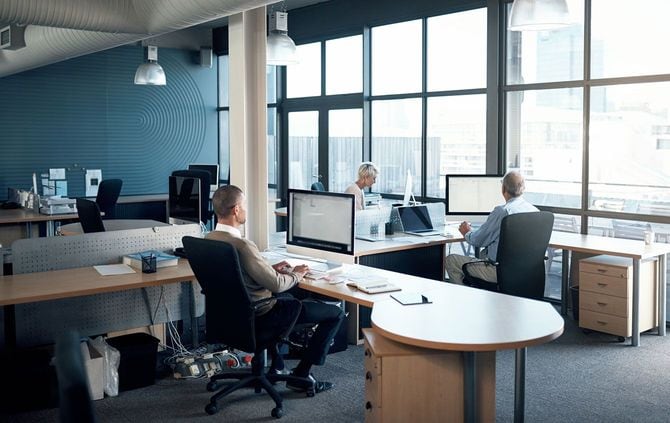 オフィスで働く3人の人物