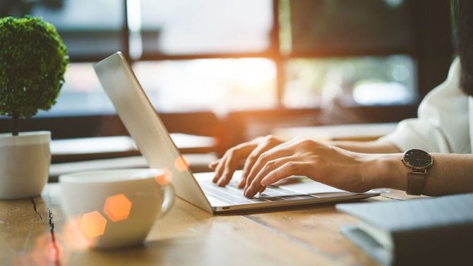 ノートパソコンを使用する女性の手元