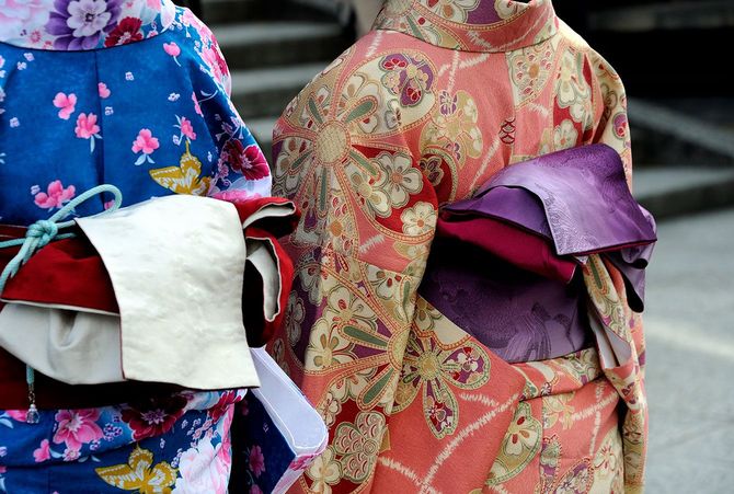 着物を着た女性の後ろ姿