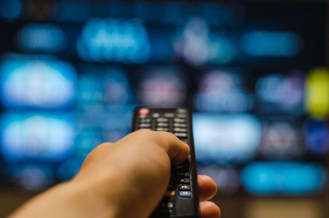 テレビのリモコンを操作する手