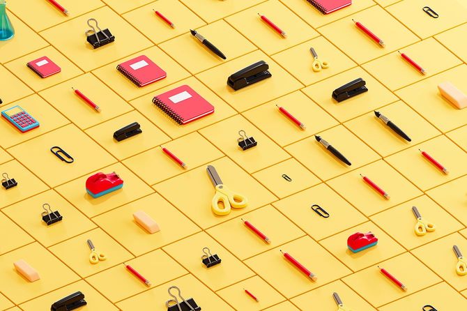 ノート、クリップ、はさみなど、さまざまな事務用品