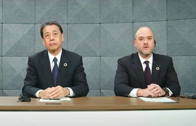 オンラインで記者会見する日産自動車の内田誠社長（左）と後任のイバン・エスピノーサ氏＝2025年3月11日午後
