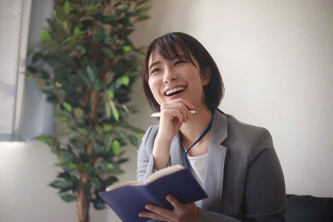 笑顔でメモを取る女性