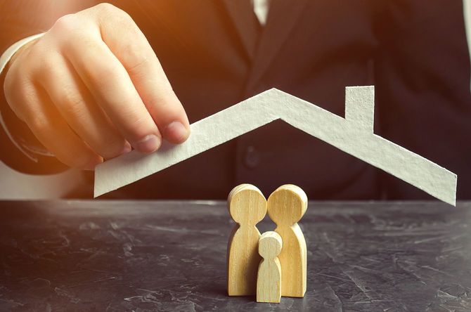 家族が屋根の下に集まる木の人形