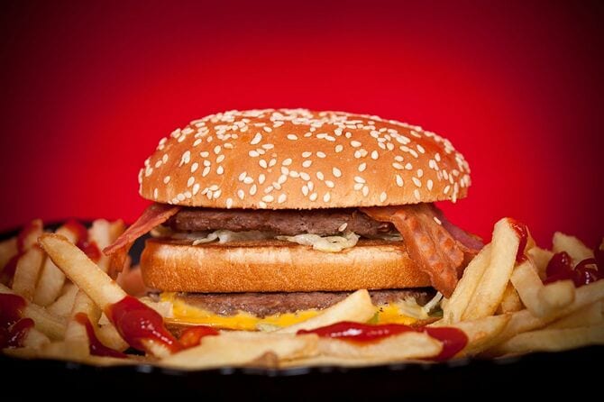 ハンバーガーとフライドポテト