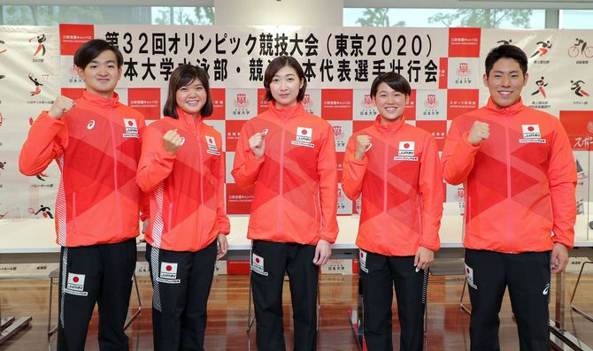 東京五輪に向けた日大水泳部の壮行会後、撮影に応じる競泳日本代表の(左から)関海哉、長谷川涼香(東京ドーム)、池江璃花子(ルネサンス)、小堀倭加(セントラル戸塚)、本多灯(ATSC・YW)=2021年4月17日、東京都世田谷区