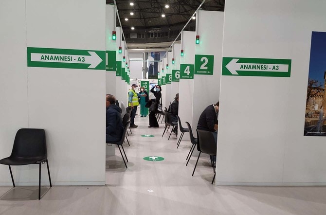 シンティッレのワクチンセンターの問診ブース。通路の奥の突き当りを右にいくと接種ブースがある。