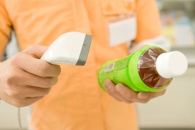 コンビニエンスストアでバーコードをスキャン