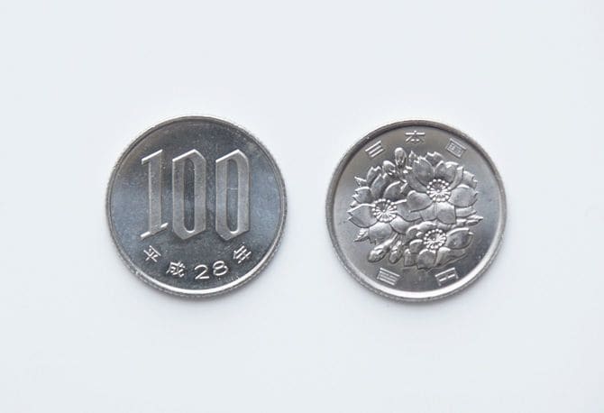 表と裏の100円硬貨