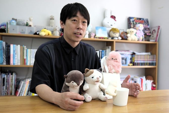インタビューにこたえる冨永さん