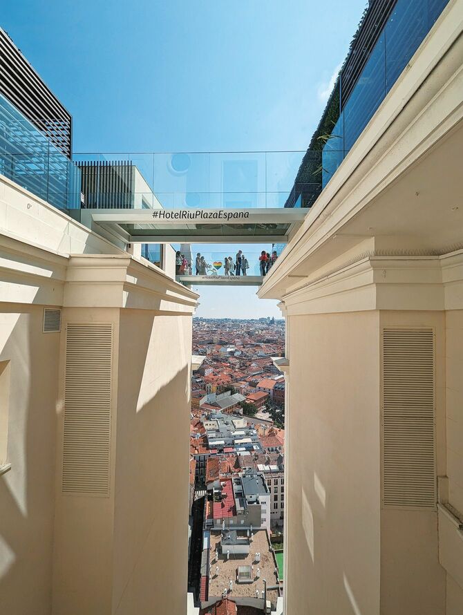 ガラス貼りのビルの通路