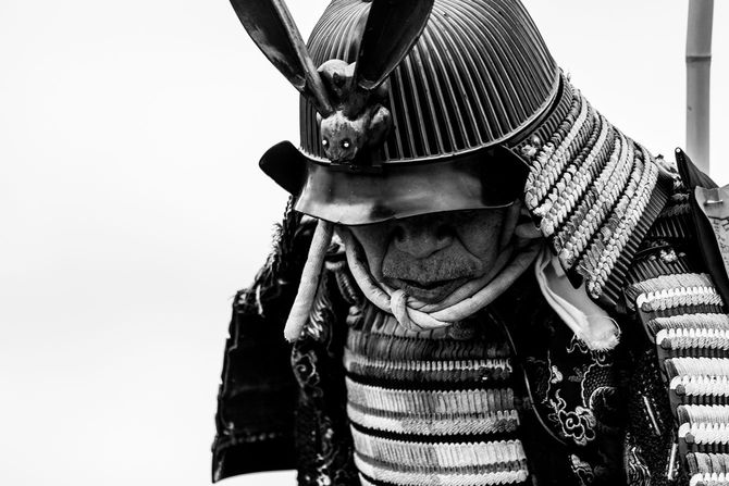 日本のよろいを着けた人