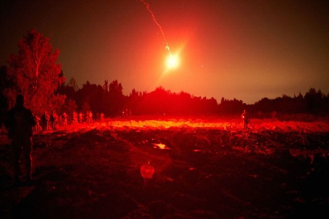 夜間の軍事作戦。緊急フレア。信号ロケット。