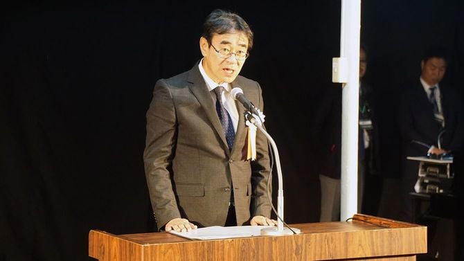 「監獄ホテル」として生まれ変わる旧奈良監獄（奈良市）で開催された、改修工事の本格化に向けた着工記念式典で、山下貴司法務大臣の式辞を代読する黒川弘務法務事務次官＝2018年11月23日