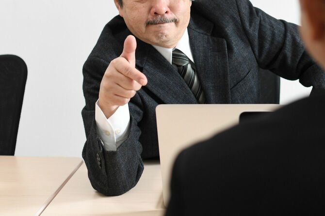 従業員に怒る中年のアジア人ビジネスマン
